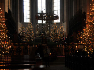 Bamberger Heinrichsdom mit weihnachtlicher Schmückung