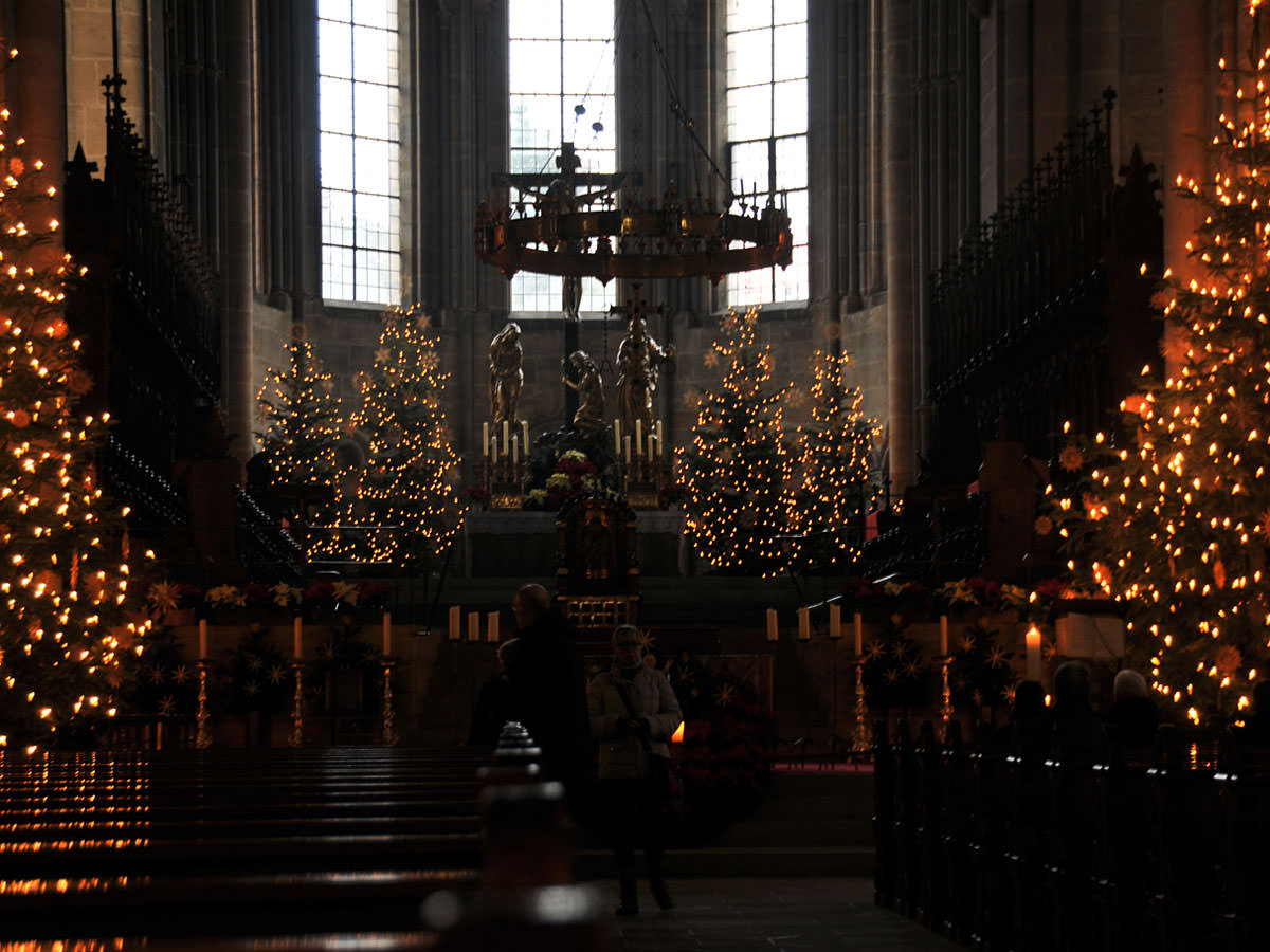 Bamberger Heinrichsdom mit weihnachtlicher Schmückung