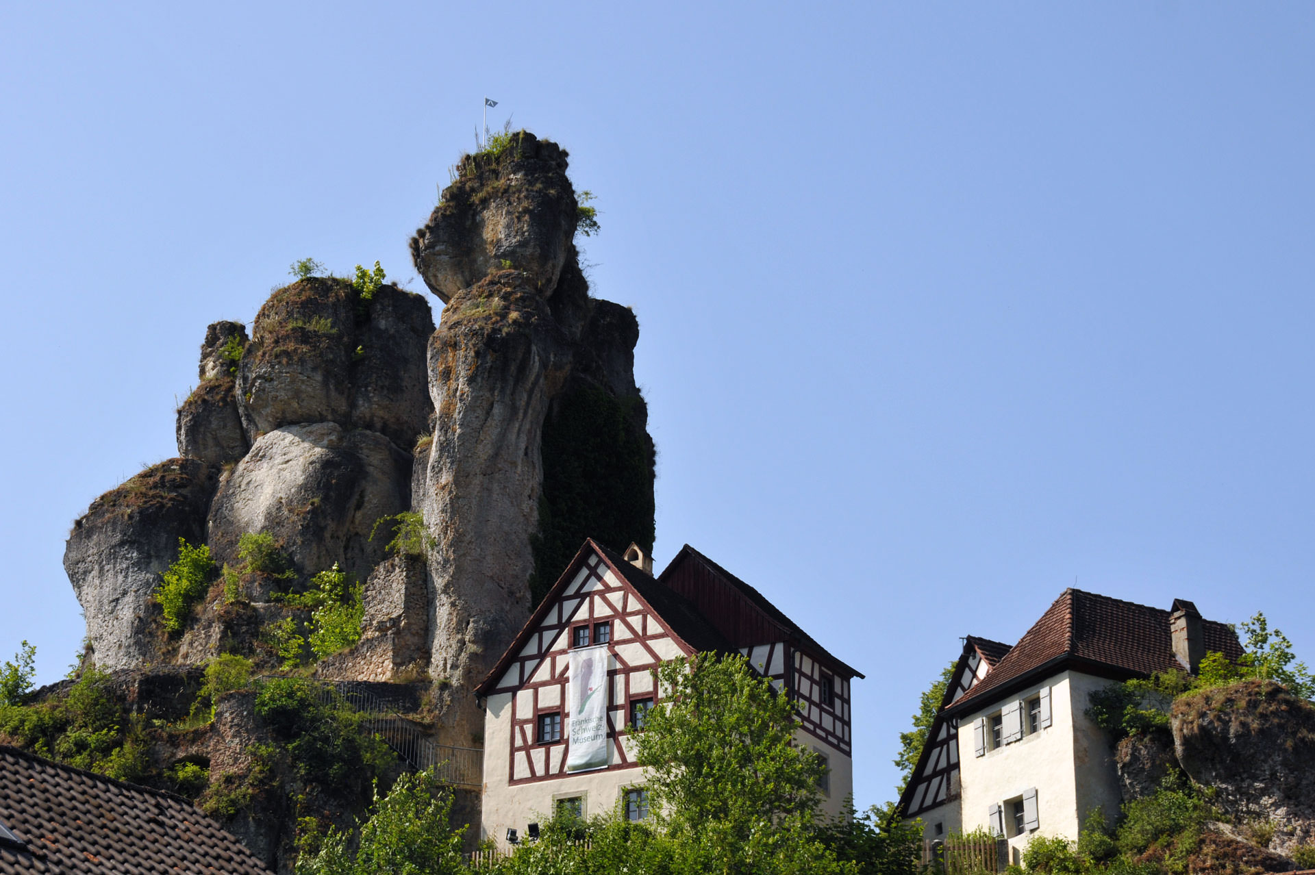 Fränkische Schweiz, Tüchersfeld, Museum Fränkische Schweiz mit Felsenformation im Hintergrund